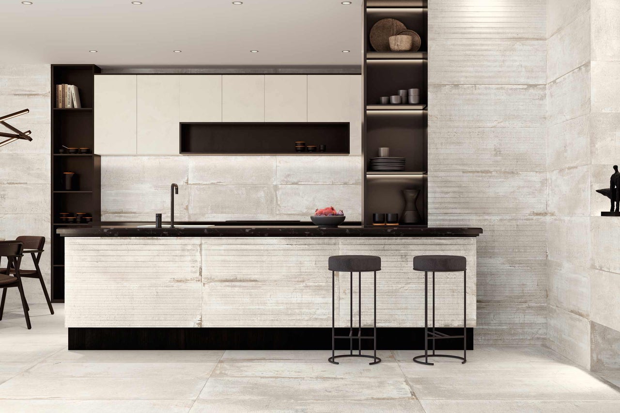 Cuisine moderne avec carrelage imitation bois, îlot de cuisine et tabourets de bar