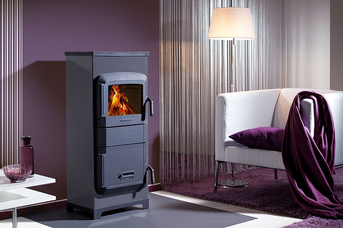 Kaminofen im Wohnzimmer mit Sofa und Lampe