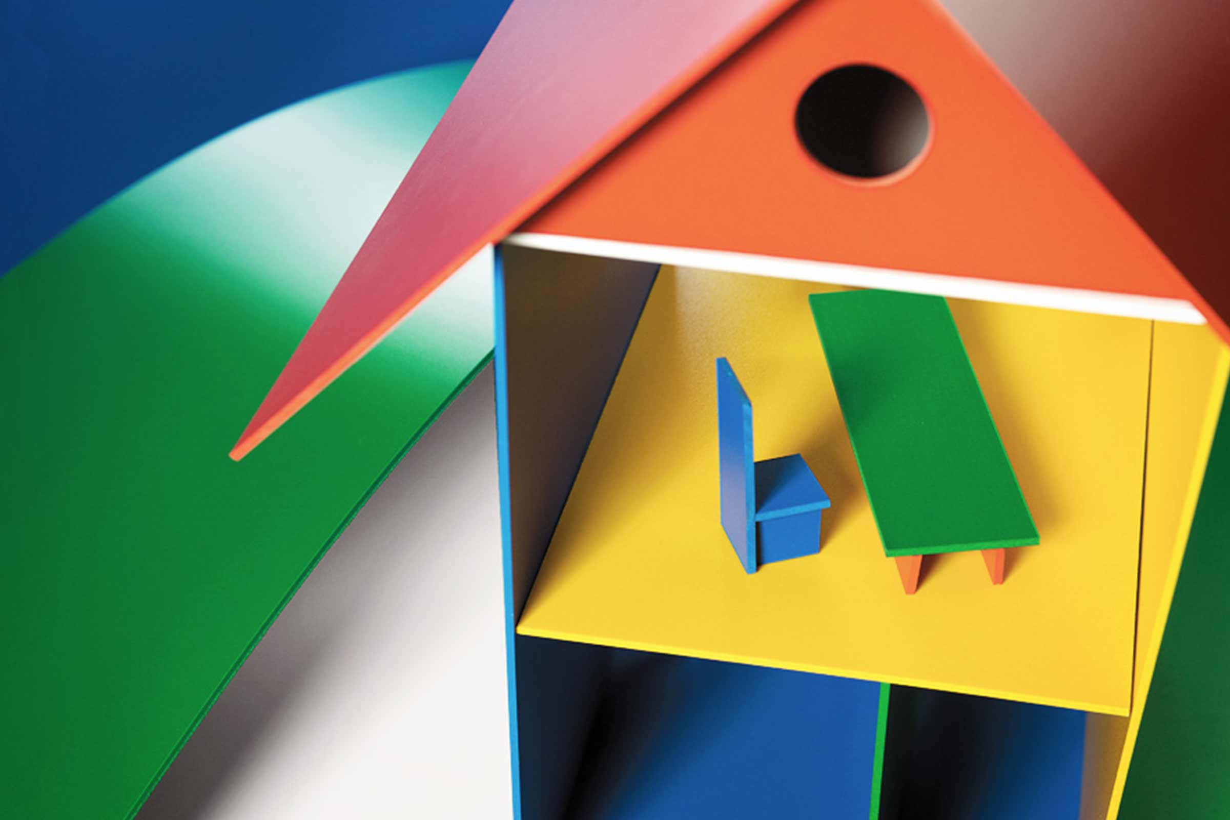 Spielzeughaus mit Möbeln im Inneren