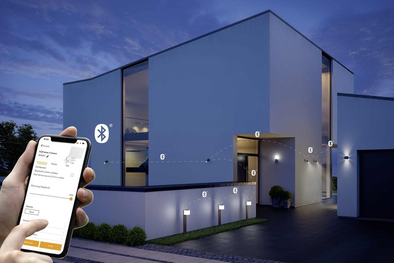 Smarte Aussenbeleuchtung an modernem Haus, gesteuert per Smartphone App via Bluetooth