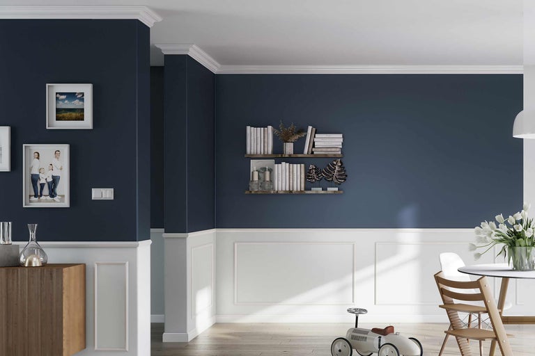 Wohnzimmer mit blauen Wänden, Bücherregalen und Wandpaneelen