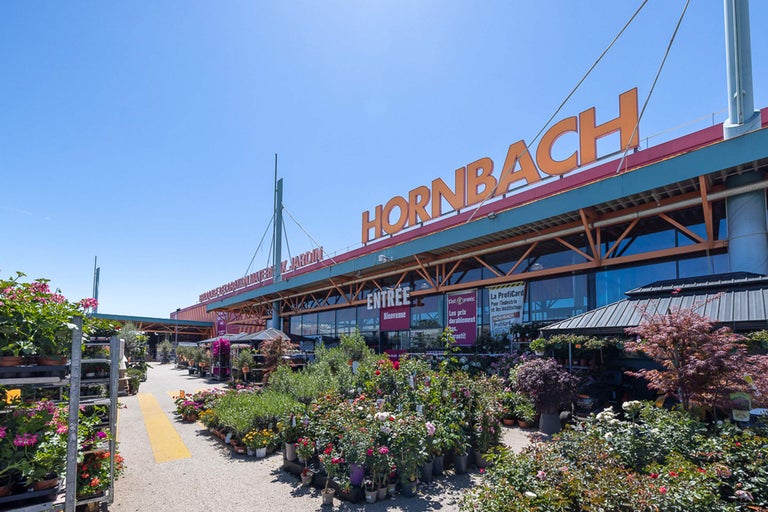 Succursale Hornbach avec jardinerie en extérieur