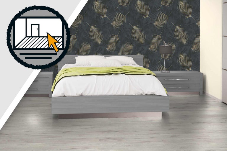 Chambre à coucher avec lit, tables de chevet et papier peint floral