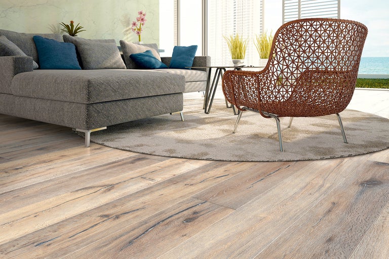 Salon avec canapé, table et fauteuil en rotin marron sur parquet