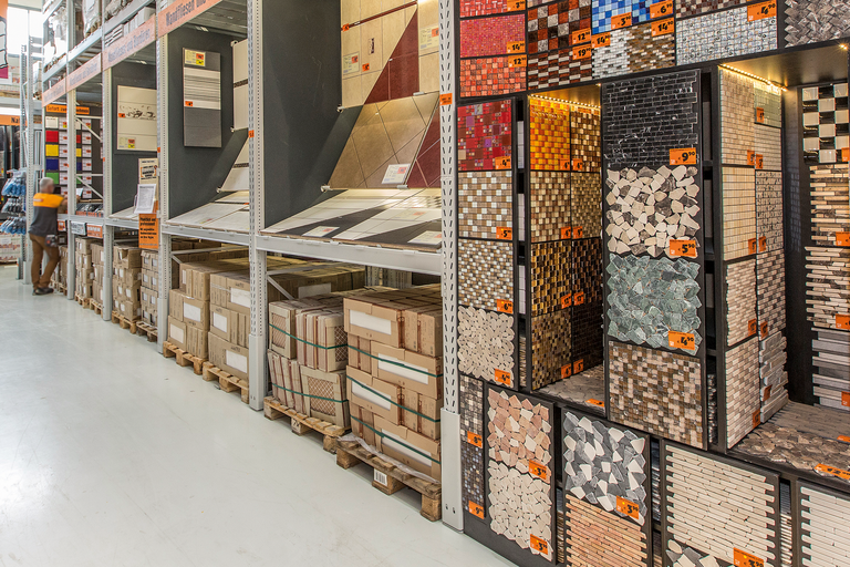 Rayons présentant différents types de carreaux et des paquets de carreaux dans le magasin Hornbach.