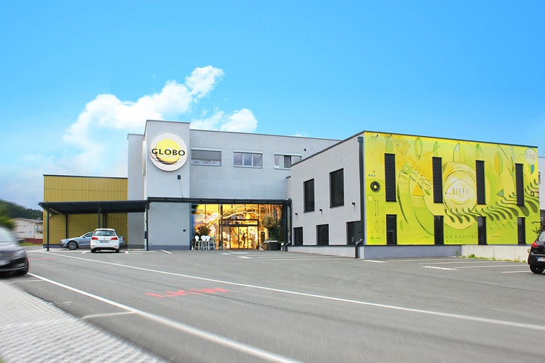 Aussenansicht eines Gebäudes mit Globo Logo