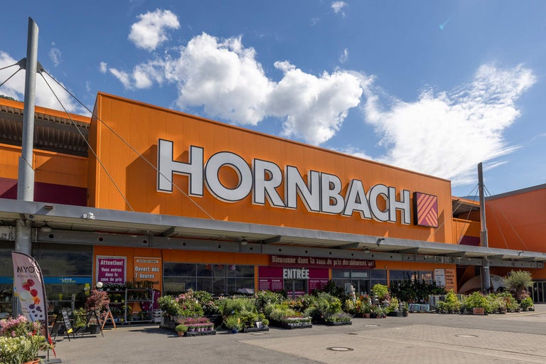 Façade du magasin de bricolage Hornbach avec entrée et plantes