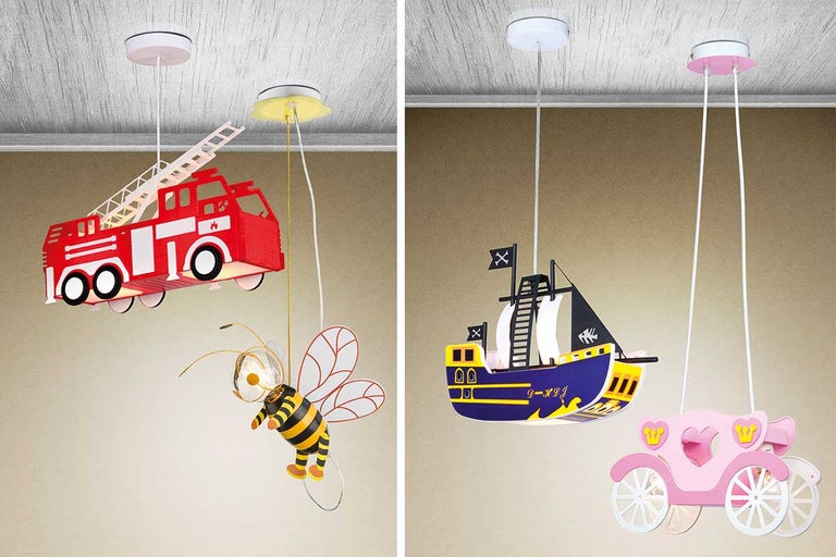 Verschiedene Kinderzimmer-Hängelampen in Form eines Feuerwehrautos, einer Biene, eines Piratenschiffs und einer Kutsche
