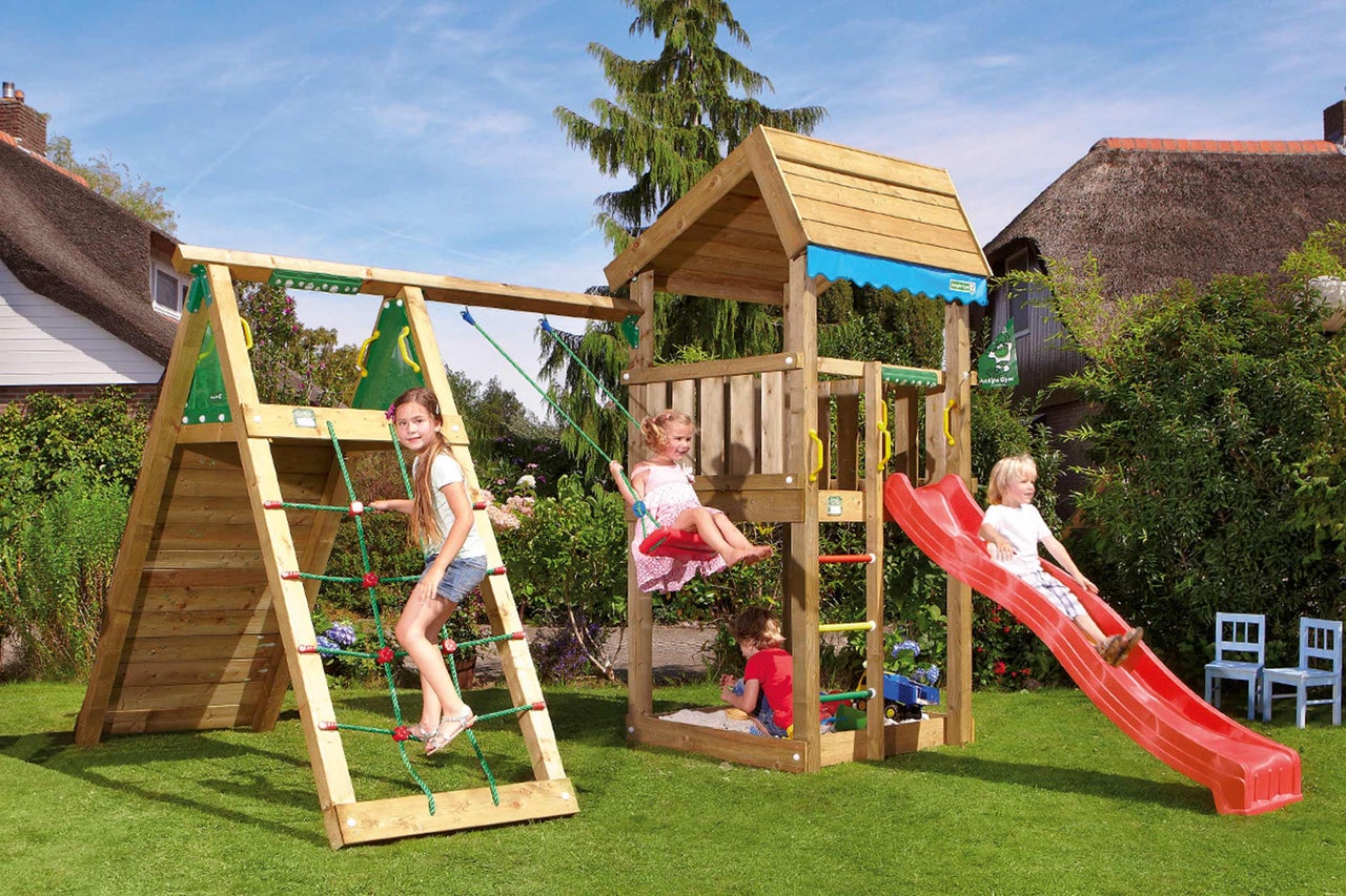 Spielplatz mit Schaukel, Kletterwand und Rutsche im Garten