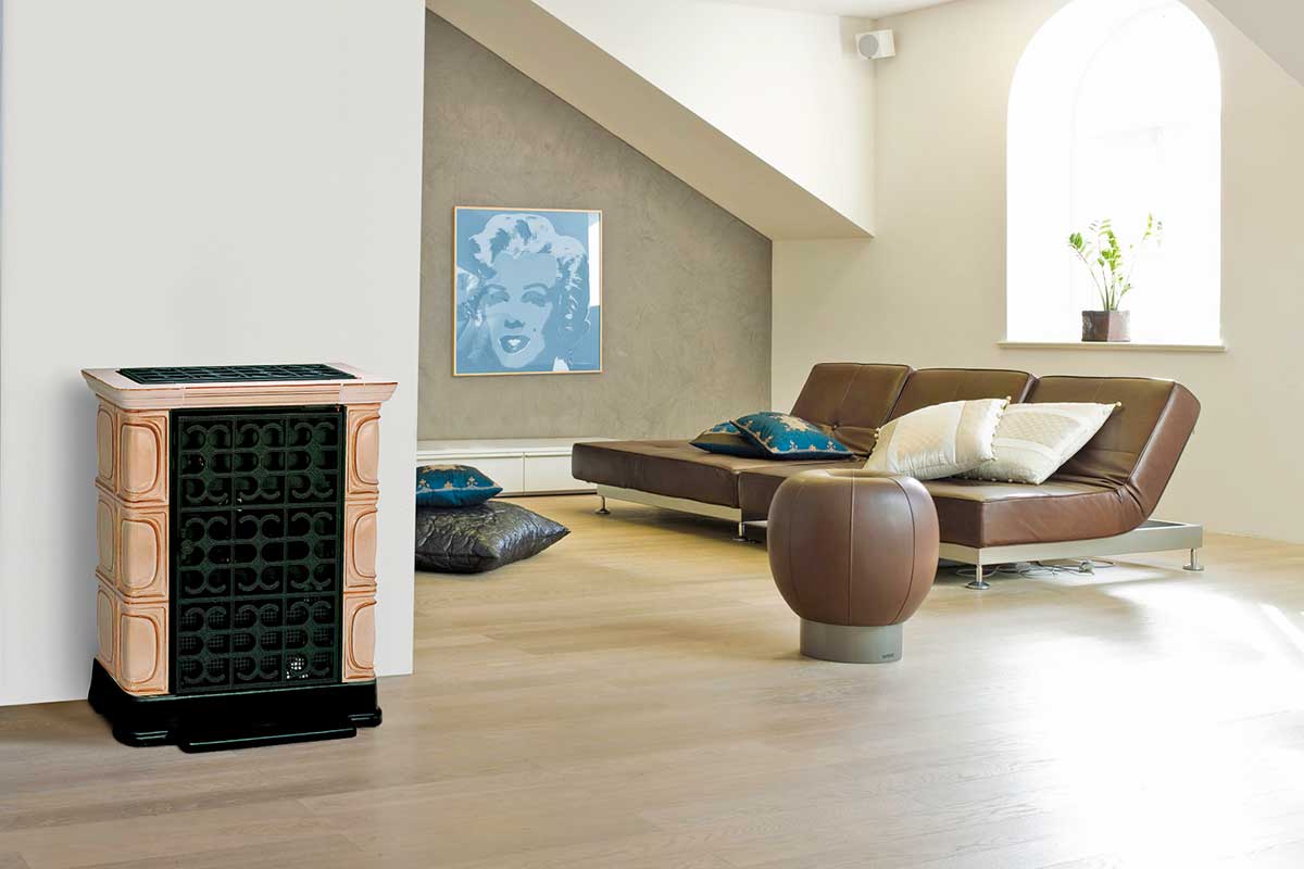 Kaminofen im Wohnzimmer mit Sofa