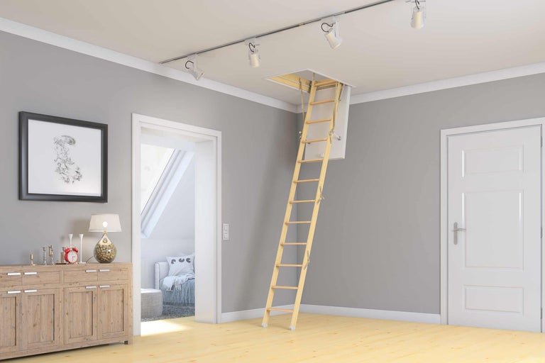 Dachbodentreppe aus Holz in hellem Raum