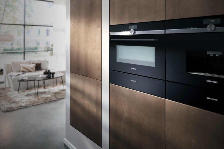 Cuisine moderne avec appareils intégrés et façades en bois