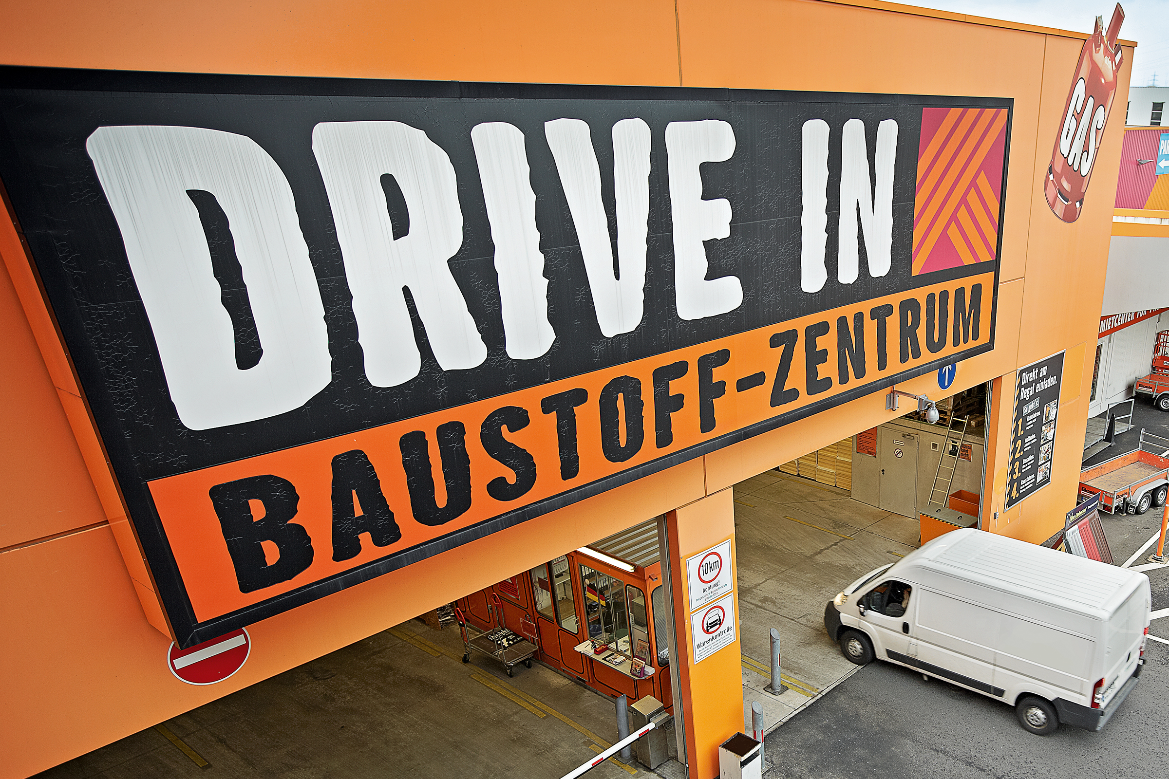 Extérieur du centre de matériaux Hornbach Drive In avec fourgonnette de livraison