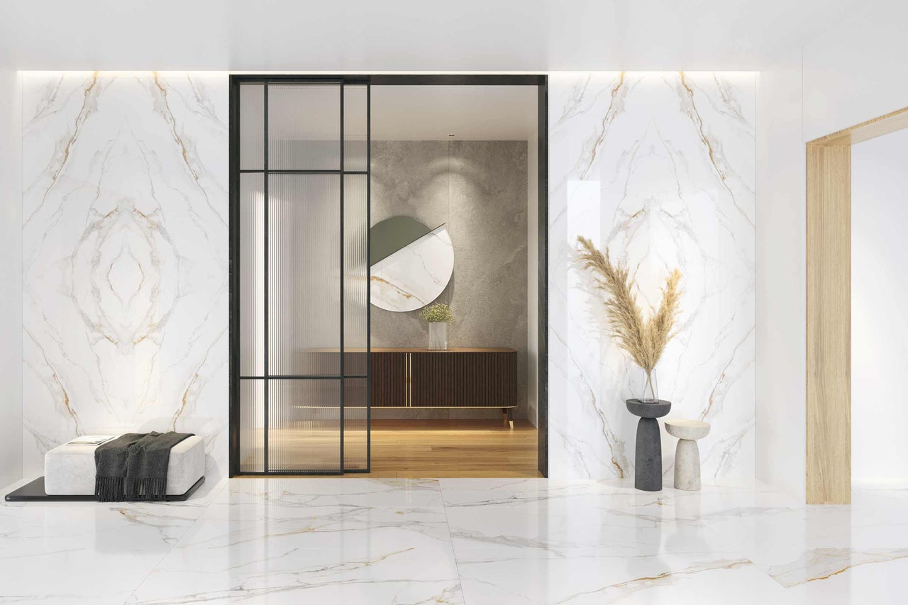 Pièce lumineuse avec carrelage mural et de sol imitation marbre, porte coulissante en verre et décoration