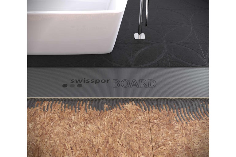 Construction d'un sol de salle de bains avec panneau isolant, colle à carrelage et carrelage