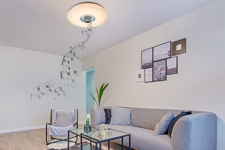 Wohnzimmer mit Deckenleuchte inklusive Lautsprecher