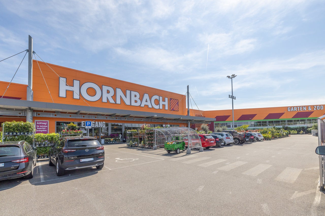  Hornbach Baumarkt Aussenansicht mit Parkplatz 