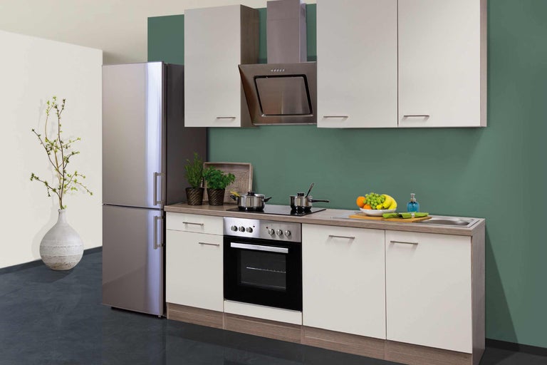 Küchenzeile mit Kühlschrank, Spüle, Kochfeld, Ofen, Dunstabzugshaube und Hängeschränken in einer Küche