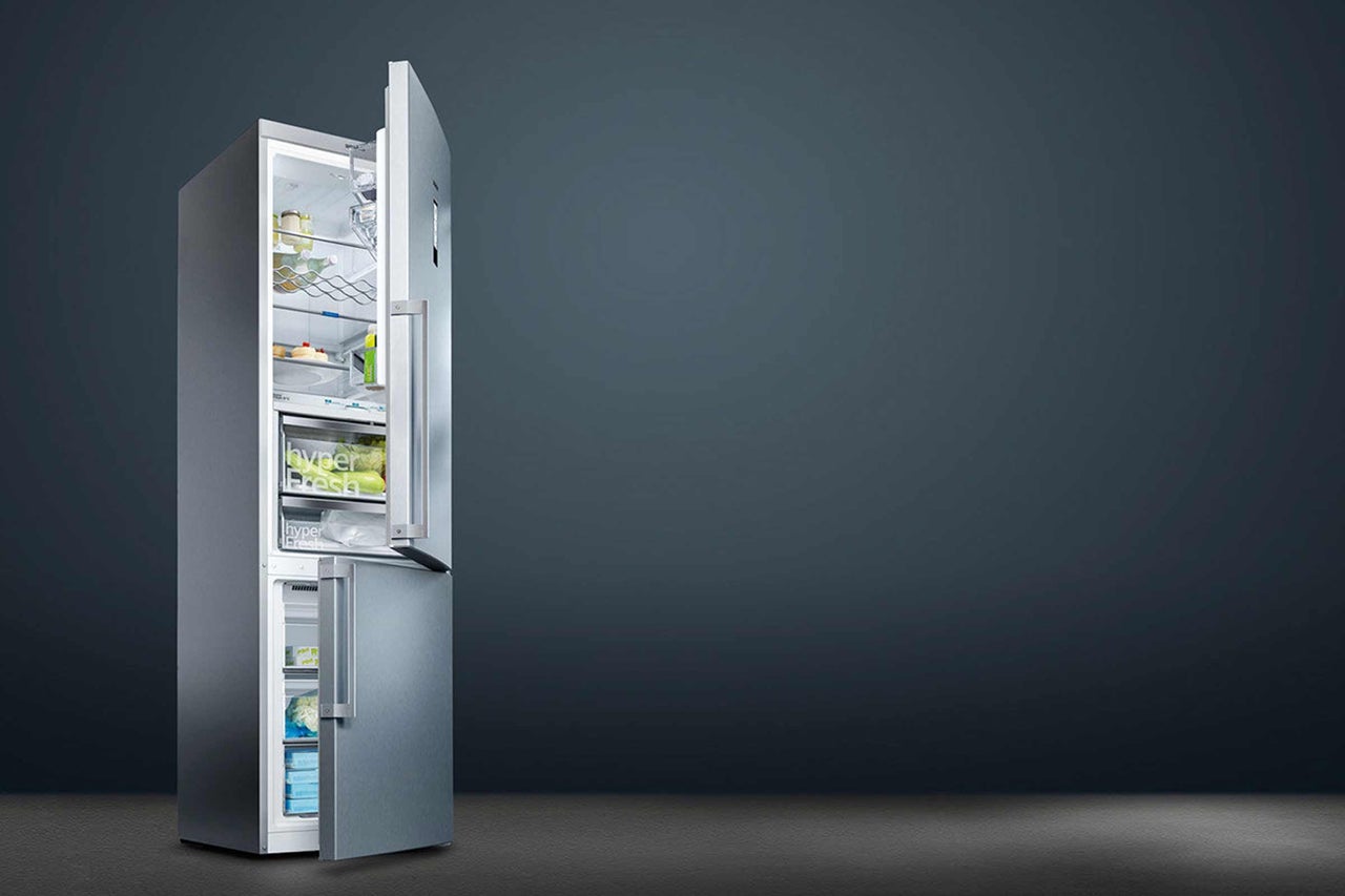 Geöffneter Kühlschrank mit Gefrierfach und Hyperfresh-Fach.