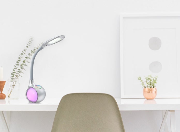 Schreibtisch mit LED Lampe und Bürostuhl