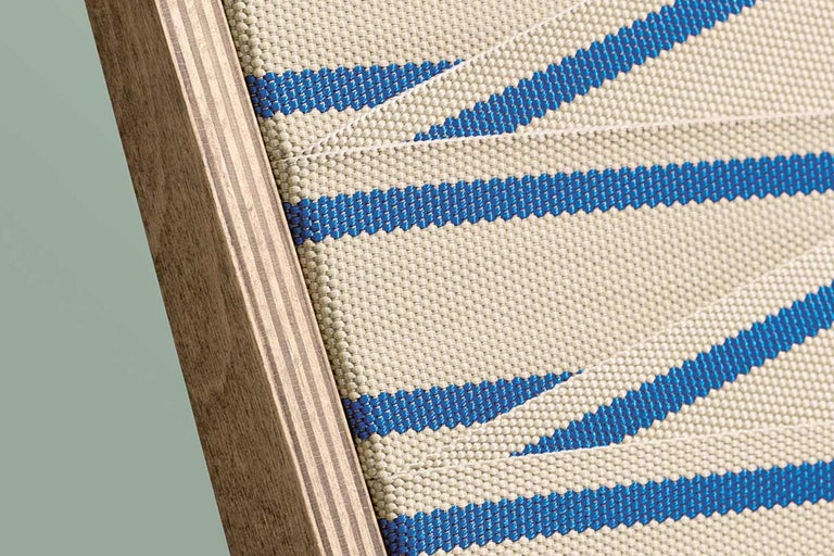 Gros plan d'un tissu d'ameublement avec un motif à rayures bleues et un cadre en bois