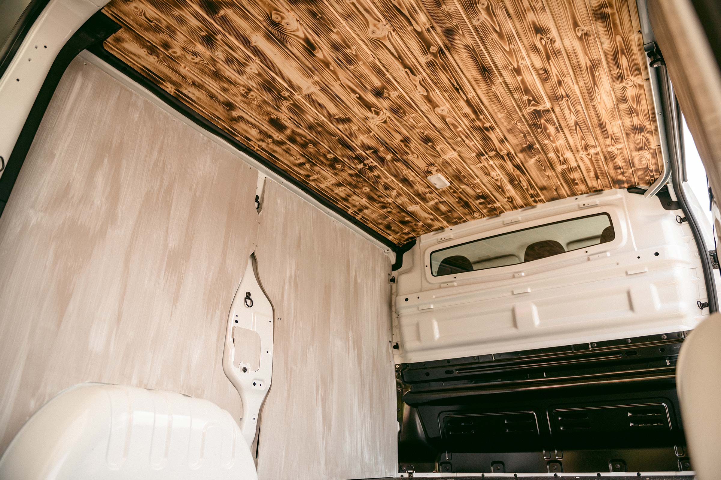 Intérieur d'un fourgon avec revêtement mural et de plafond en bois