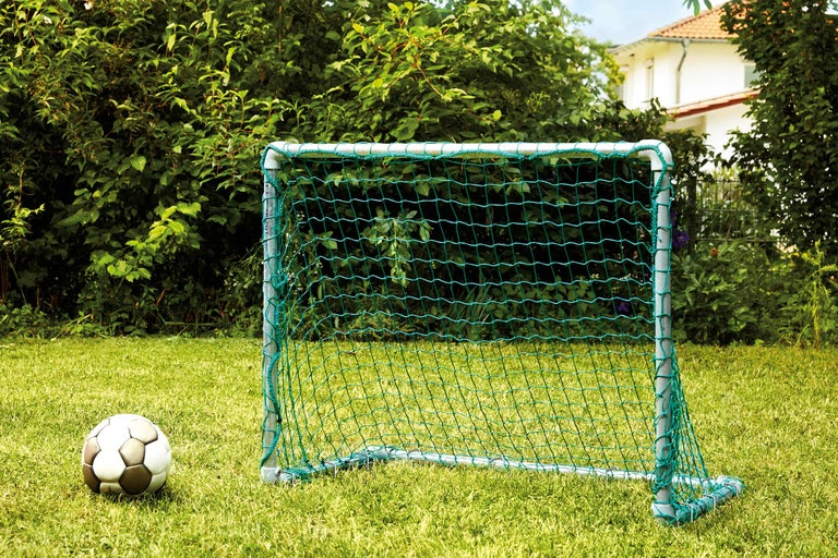 But de foot avec ballon de foot dans le jardin