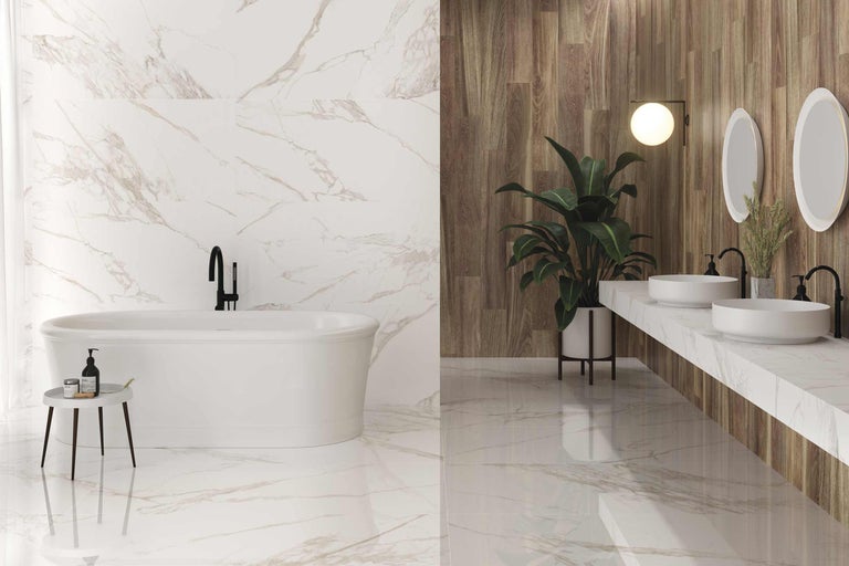 Badezimmer mit Badewanne, Waschtisch mit zwei Waschbecken, Spiegeln und Wandleuchten