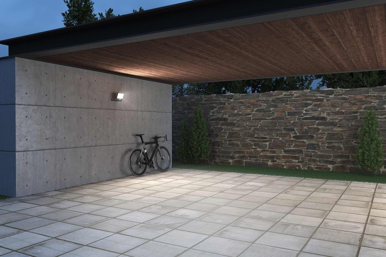 Aussenbereich mit Betonwand, Steinmauer und Bodenplatten