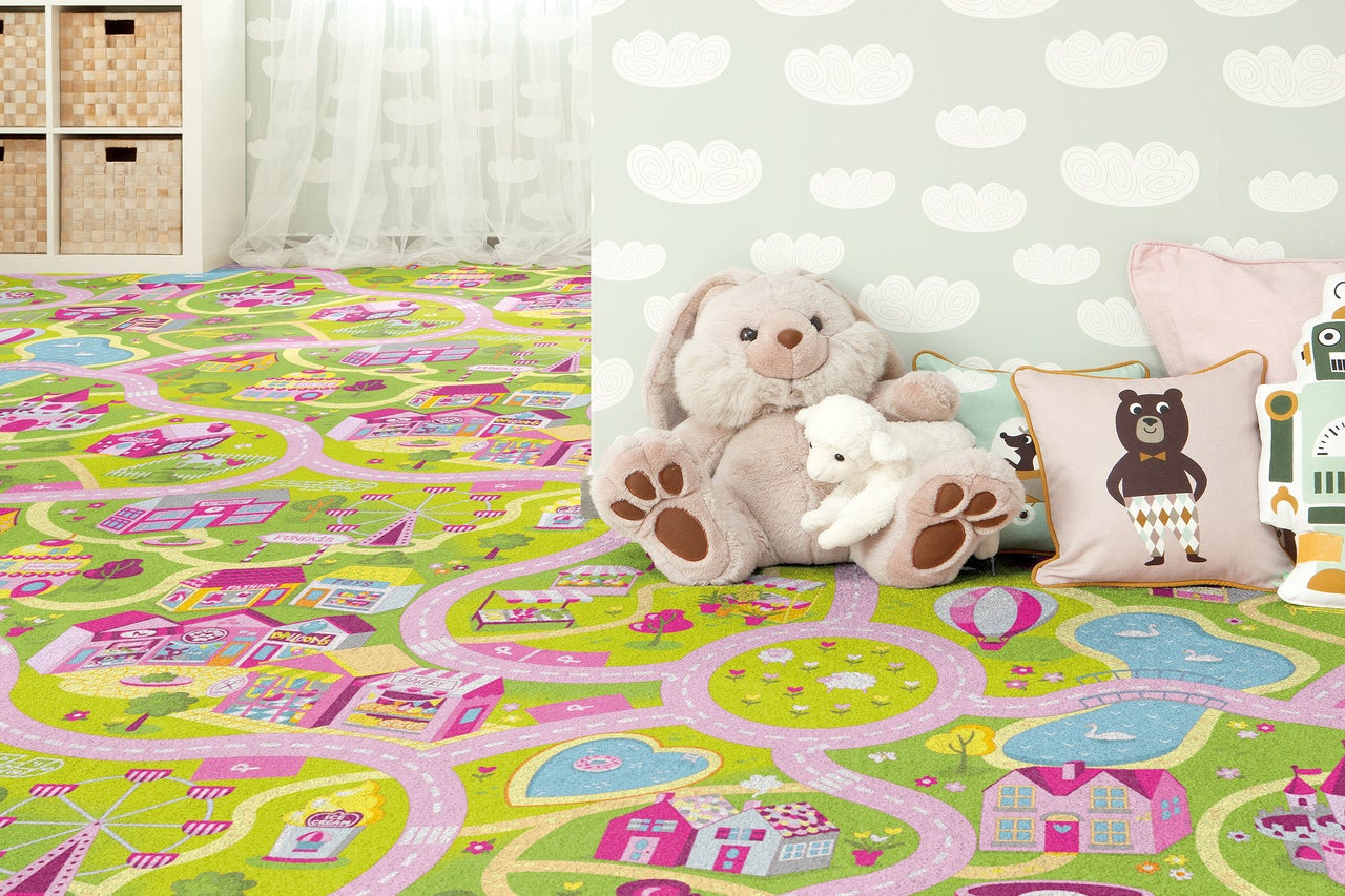 Spielzimmer mit Spielteppich, Spielzeug und Regalen