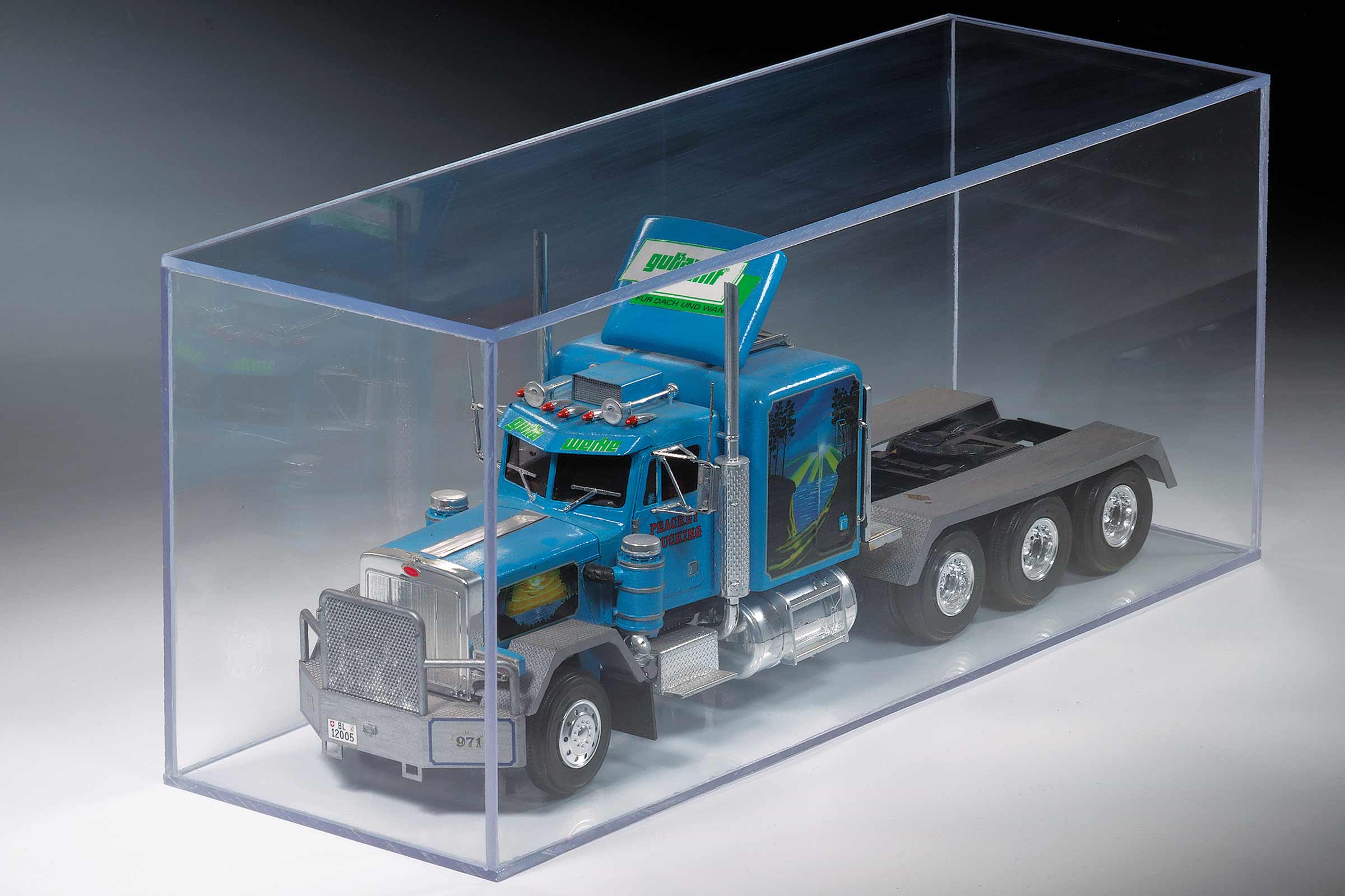 Modell eines blauen Lastkraftwagens in einer transparenten Vitrine