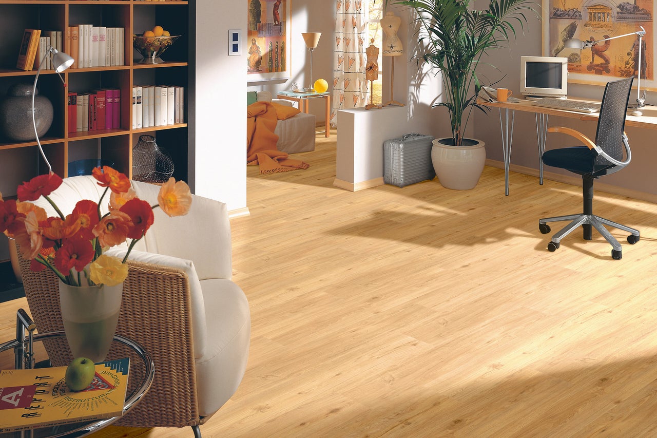 Wohnzimmer mit Laminatboden, Bücherschrank und Schreibtisch