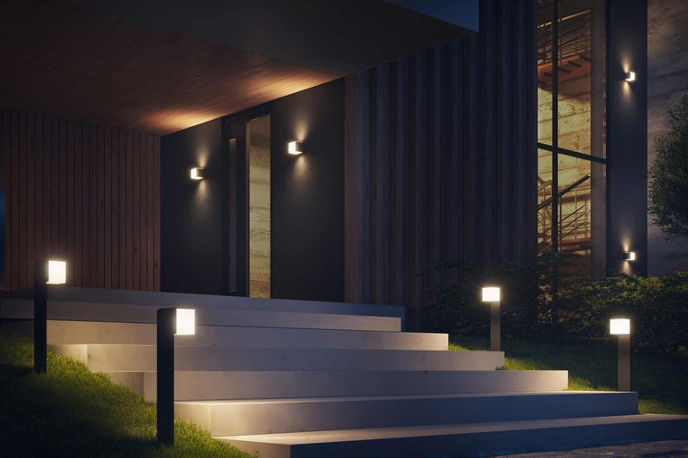 Beleuchtete Außentreppe mit Wand- und Wegeleuchten in der Nacht