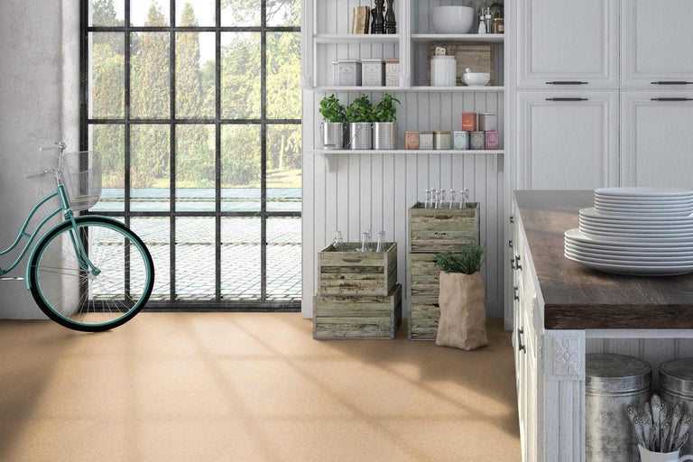 Cuisine lumineuse avec vélo, caisses en bois, vaisselle et vue par la fenêtre