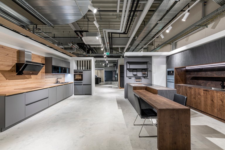 Ausstellung von Küchen mit verschiedenen Designs und Materialien in einem Hornbach Markt