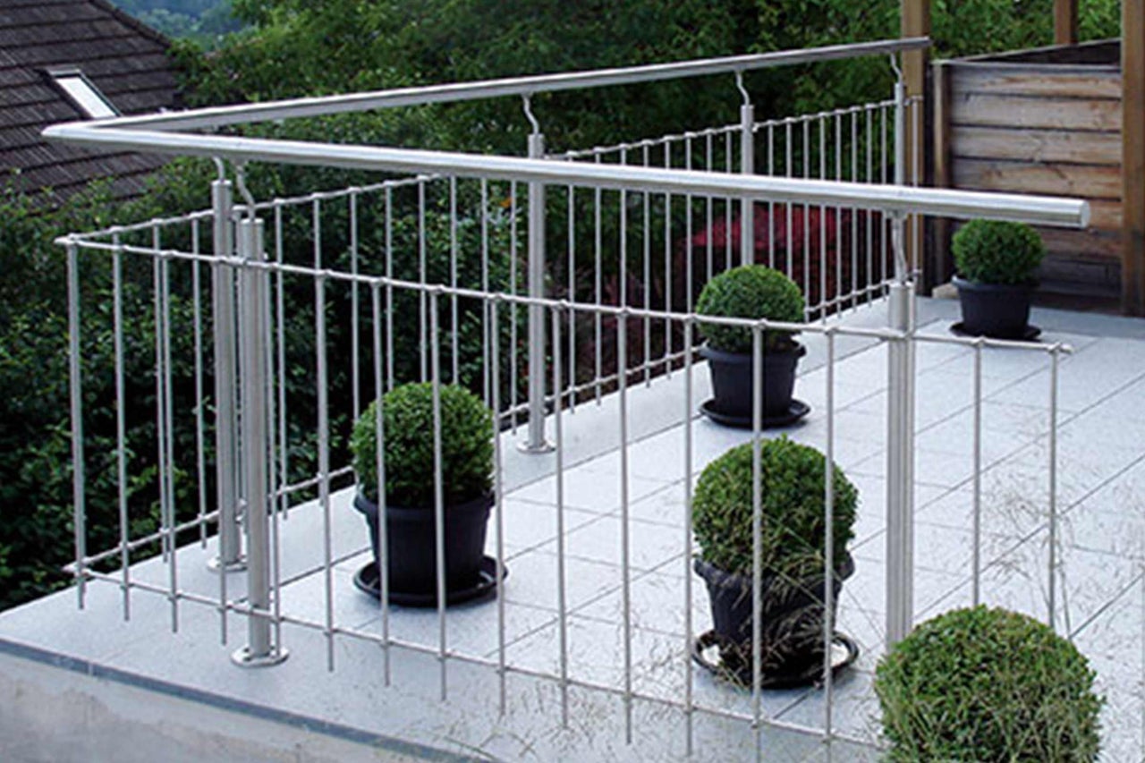 Terrasse mit Edelstahlgeländer und Dekoration