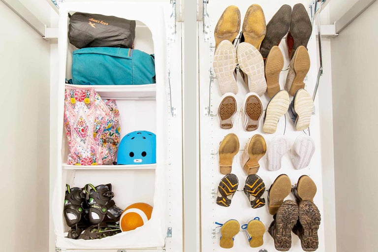 Offener Schrank mit Sportsachen und Schuhaufbewahrung
