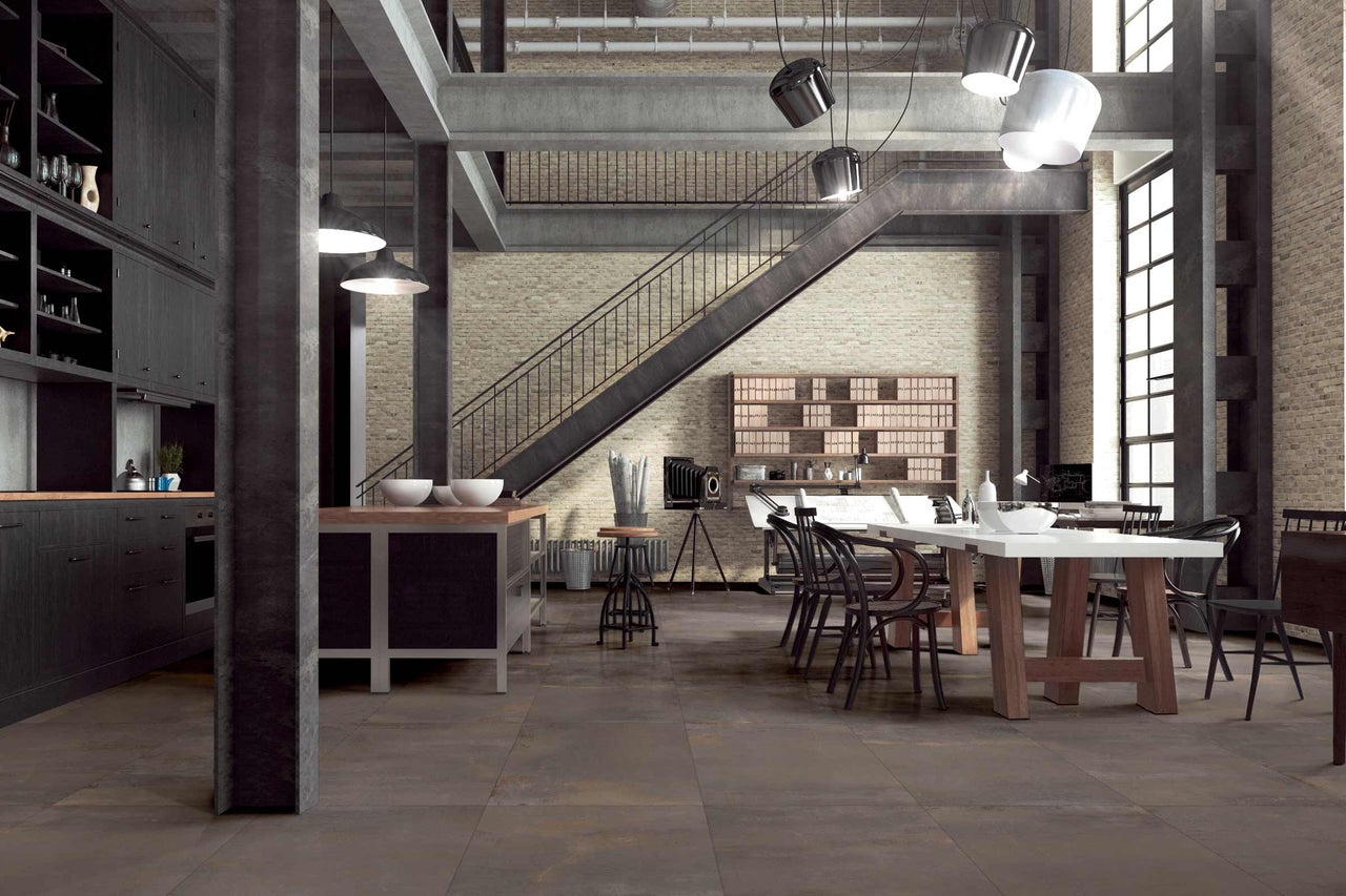 Pièce spacieuse avec cuisine, escalier et table à manger dans un style loft