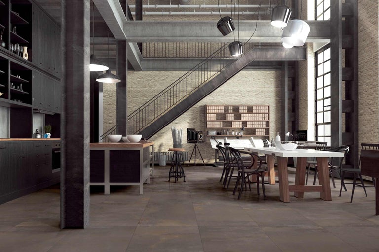Grosszügiger Raum mit Küche, Treppe und Esstisch im Loftstil