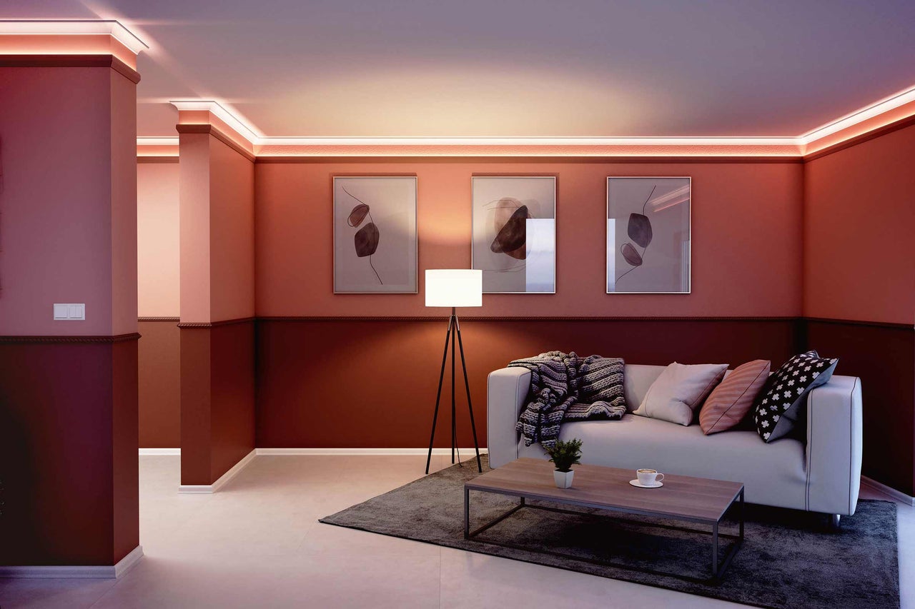 Wohnzimmer mit LED-Deckenleuchten, Sofa und dekorativen Elementen