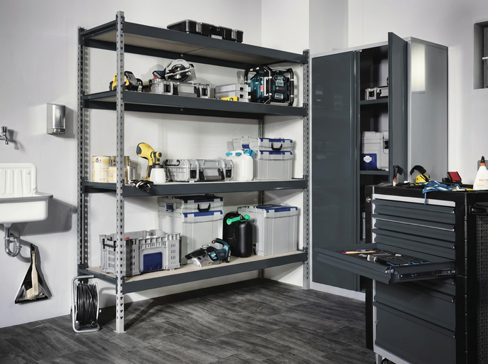Werkstatt mit Regalen, Schränken und Werkzeug