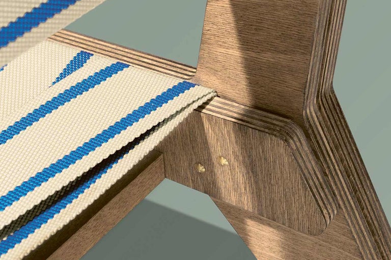 Vue détaillée d'une chaise en bois avec un revêtement en tissu rayé
