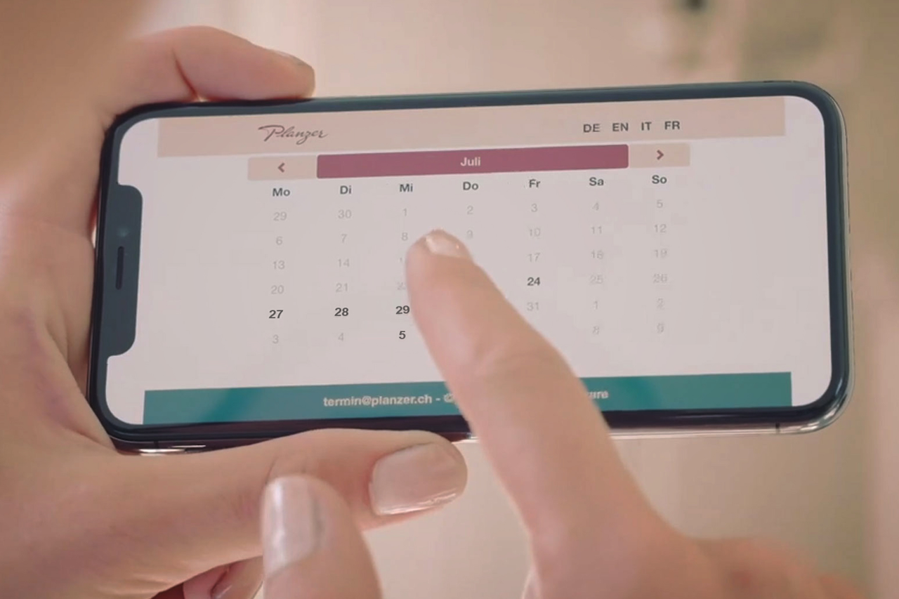 Ein Mobiltelefon zeigt die Kalender-App im Monat Juli.