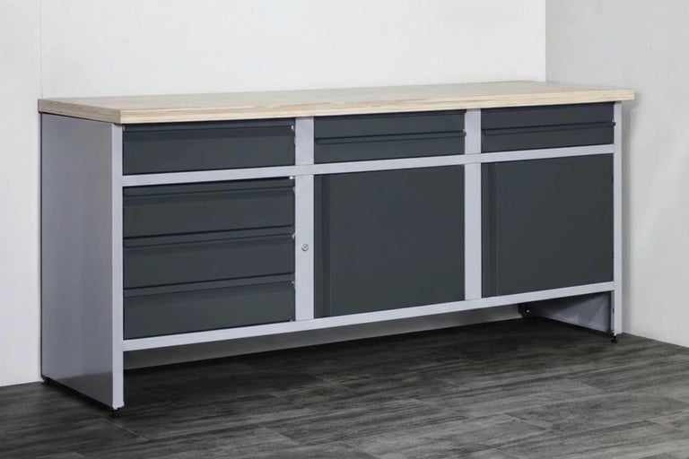 Werkbank mit Schubladen und Schrankfächern für die Werkstatt