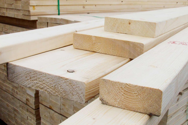 Pile de lattes de bois brut pour les projets de construction