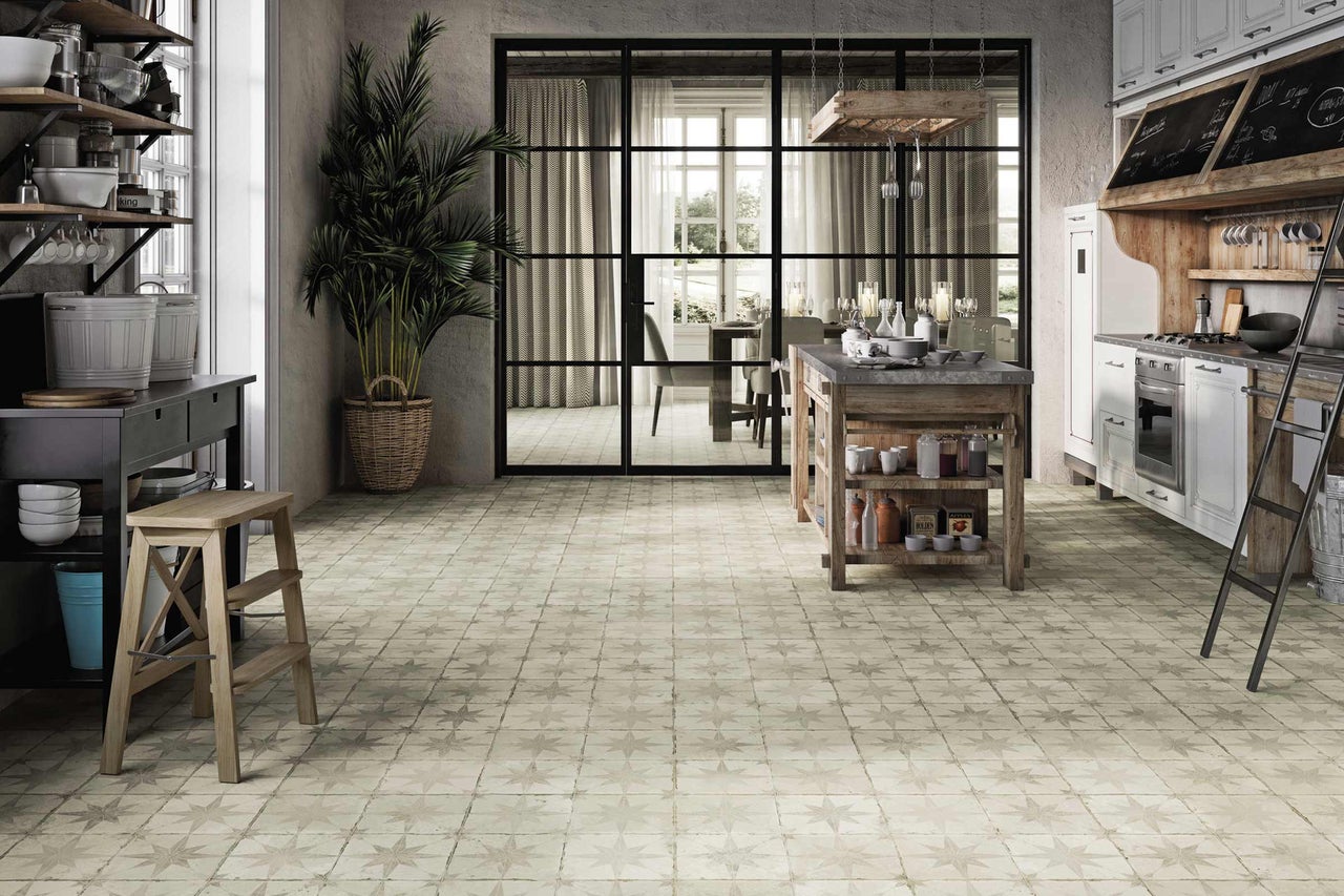 Cuisine claire de style campagnard avec carrelage à motifs étoilés, îlot de cuisine en bois et décoration