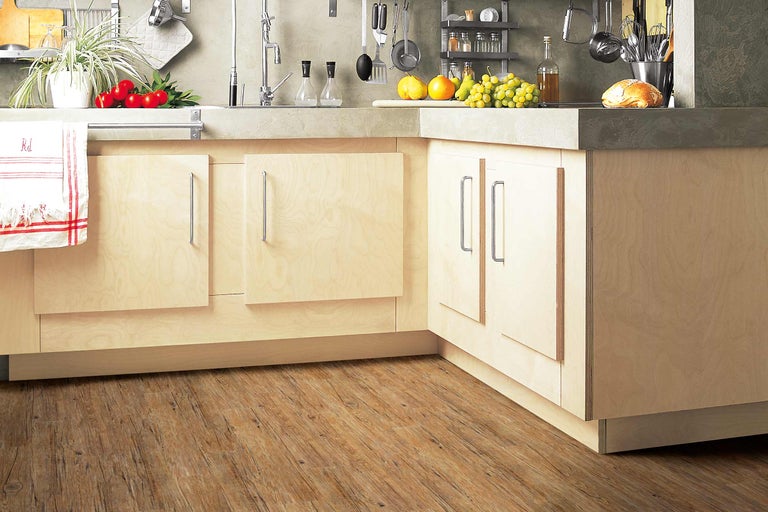 Scène de cuisine avec plan de travail, évier, robinet, ustensiles de cuisine et plancher en bois
