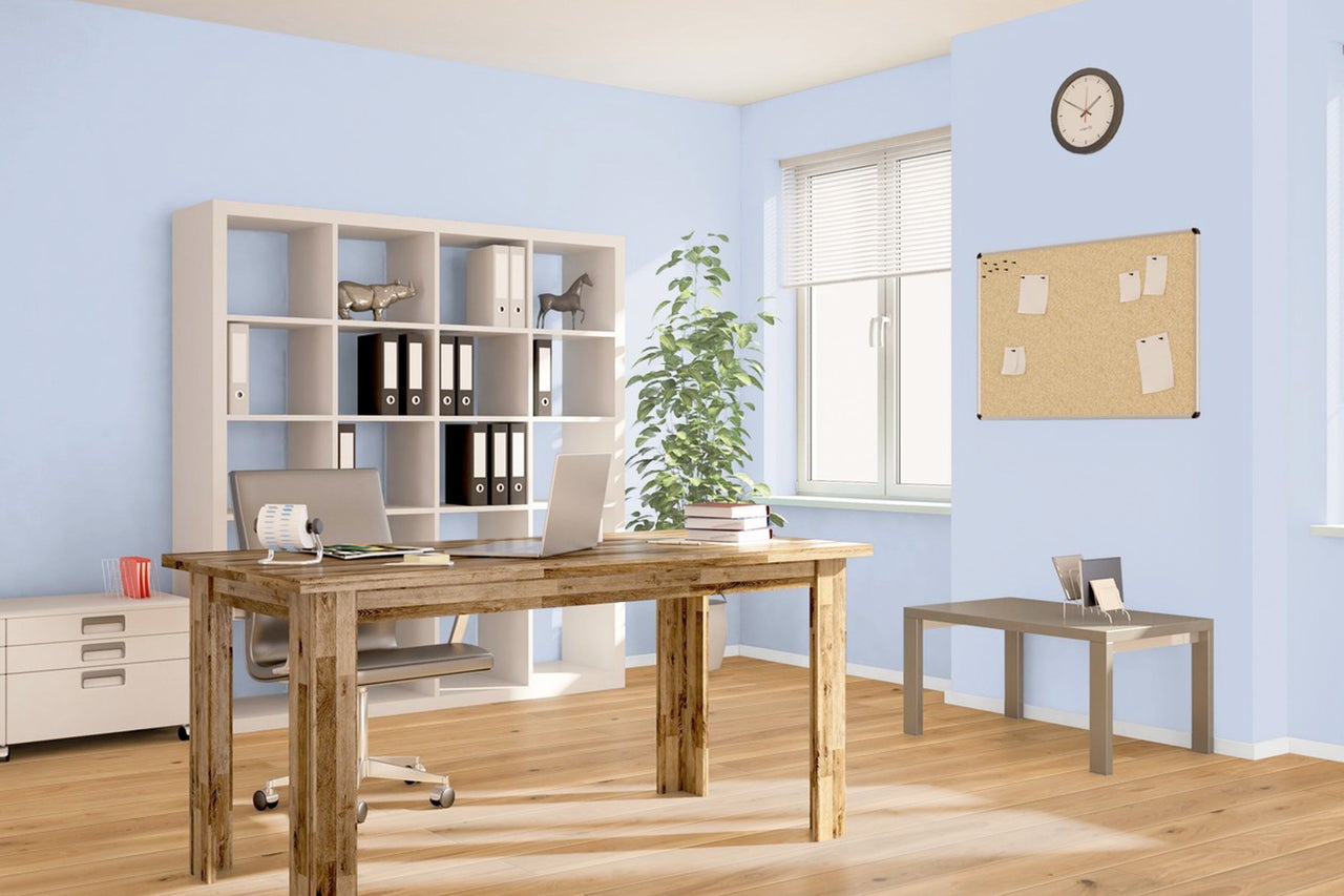 Helles Arbeitszimmer mit Holzschreibtisch, Regal und Korkwand