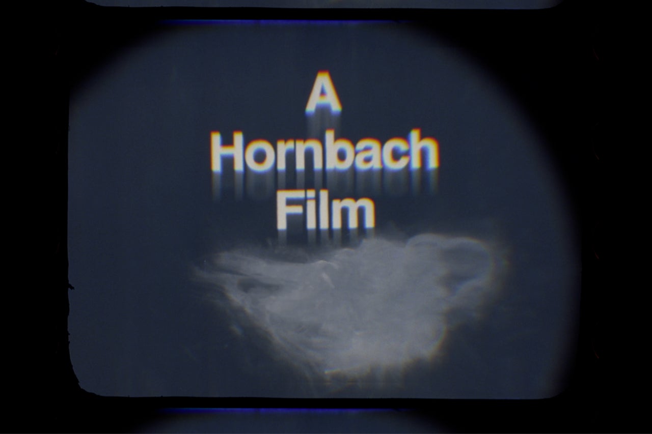 Hornbach Film Logo auf einer Leinwand im Retro Stil.