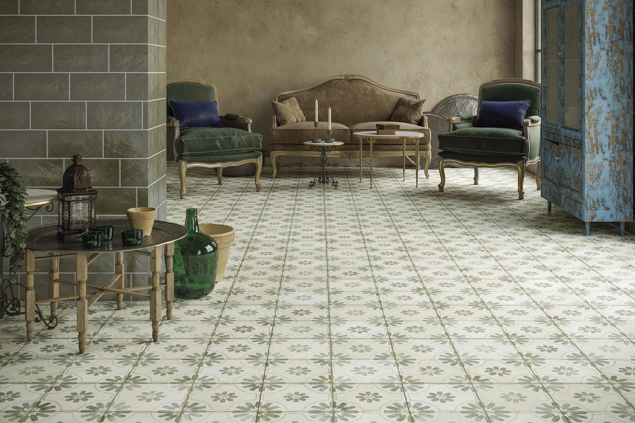 Intérieur avec carrelage à motifs floraux, fauteuils et canapé
